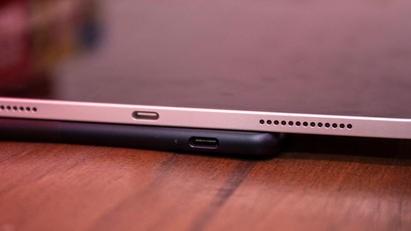 Su toma de corriente es un USB-C, como el iPad Pro. Foto: Alex Cranz (Gizmodo)